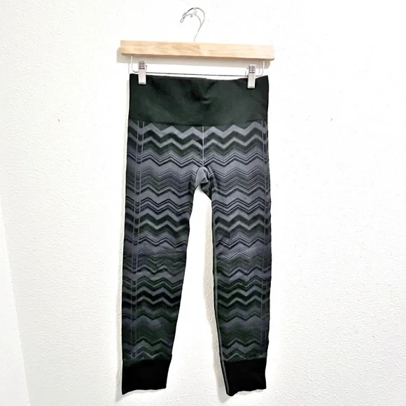 Lululemon Ebb Street Chevron Black & Gray Striped Leggings Size 6 - Picture 2 of 7